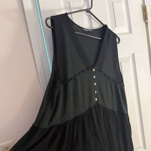 Super cute top with buttons !!